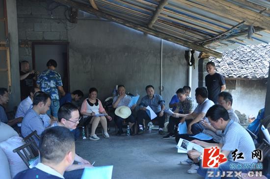 桑植：刘卫兵调研棕树峪村建设扶贫工作