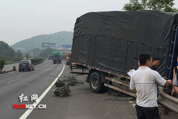 货车操作不当冲破中央活动护栏一头扎进对向路边绿化带