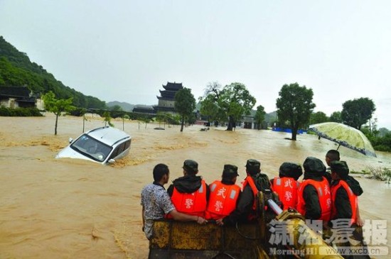 湘南局地大暴雨涉水沿绳索救出多名被困老人