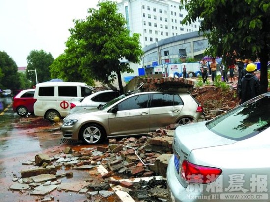 湘南局地大暴雨涉水沿绳索救出多名被困老人