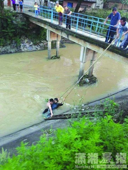湘南局地大暴雨涉水沿绳索救出多名被困老人