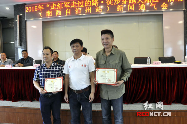 活动组委会聘请世锦赛举重冠军乐茂盛和“中国十大徒步人物”李新为活动推广大使。