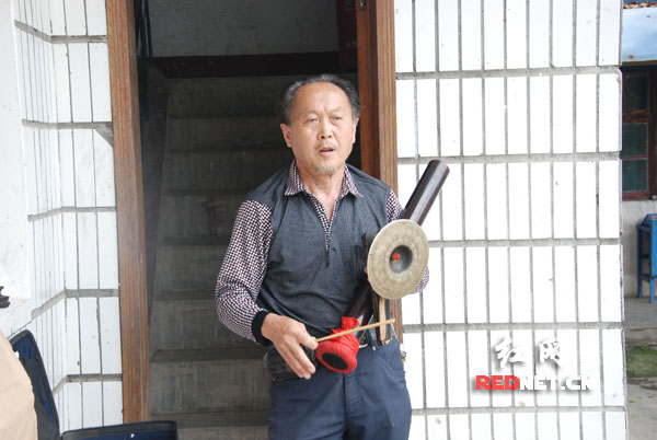 湖南慈利县金坪乡云朝村的“渔鼓达人”张辉明，用渔鼓进行义务普法。