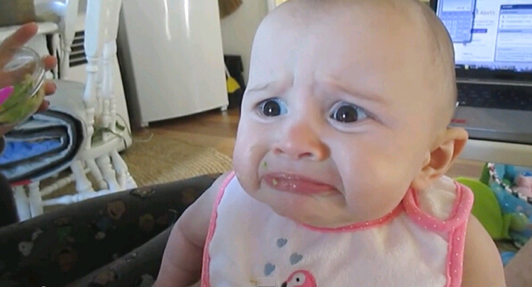 宝宝吃下第一口时,仿佛在说:“什么鬼东西,这么难吃!”(网页截图)