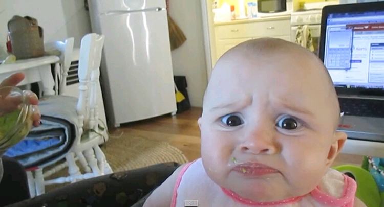 外国宝宝第一次挑战吃鳄梨,表情超萌(网页截图)