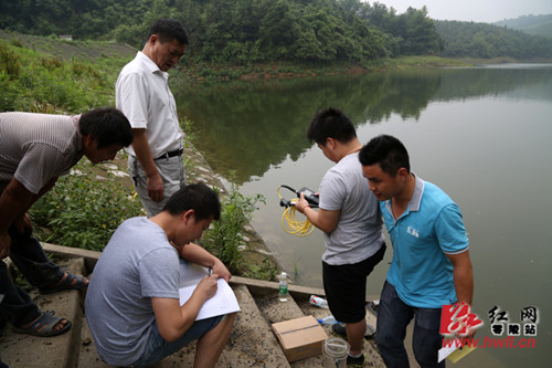 环保局工作人员现场检测水质
