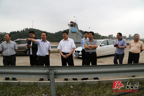 严兴德深入凼底乡查看洪涝灾情