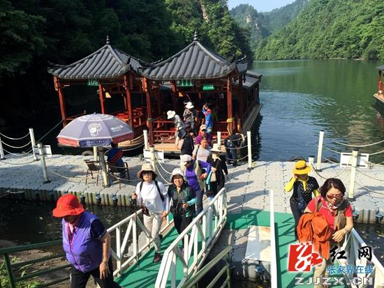 张家界宝峰湖景区推出韩团“专属旅游”