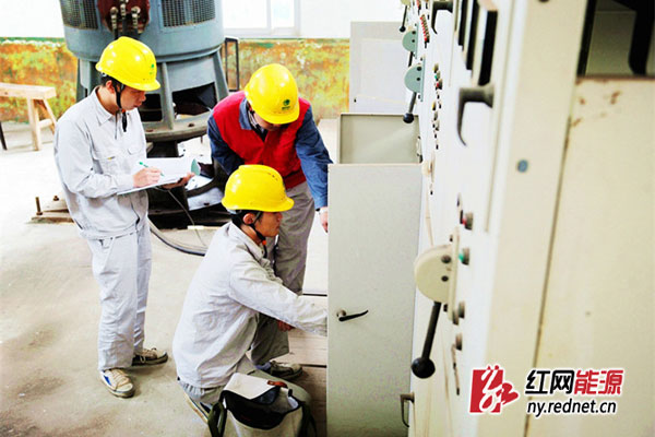抢修班员工检测抽水电动机