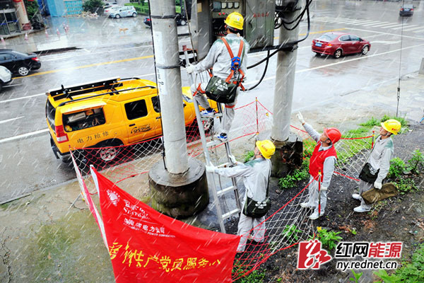 抢修班员工专变冒雨抢修