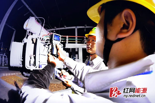 运维班员工给供电变压器测温