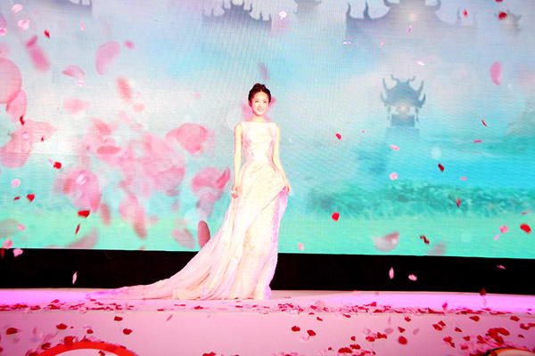 赵丽颖宛若花中仙子
