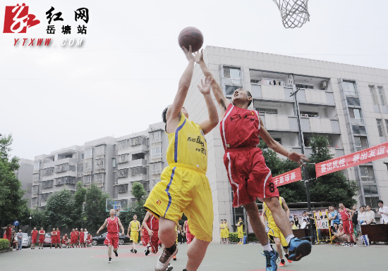 岳塘区青年职工男子篮球赛激战正酣 传递青春与梦想