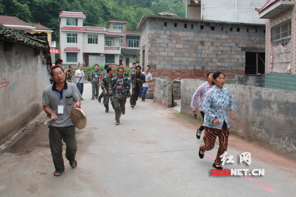 民兵应急分队组织村民有序撤离