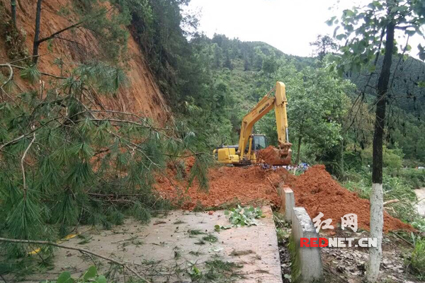 江华全力以赴抢修水毁公路