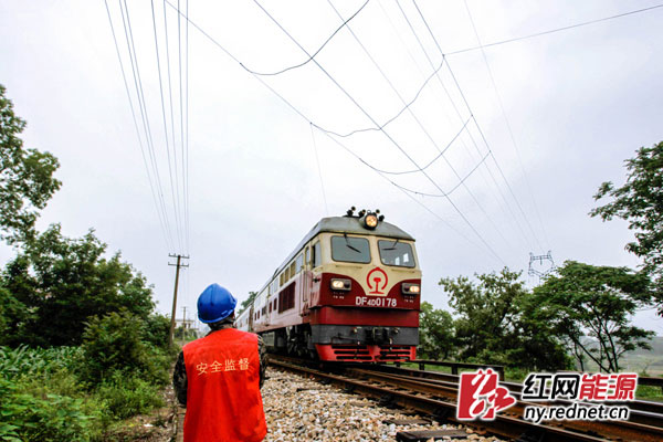 双峰北牵引变110千伏线路以织网封顶跨越方法进行施工。