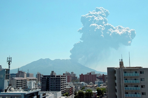 日本樱岛火山喷发烟云喷薄而出场景壮观（图）