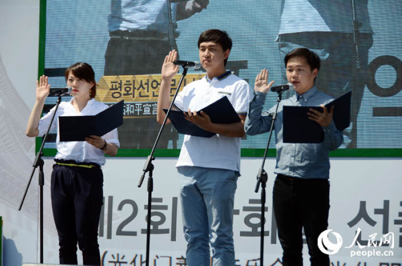 中日韩三国青年代表郑重宣誓。