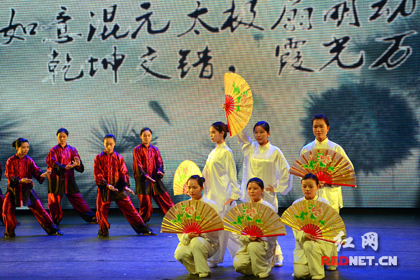 全国首届亚健康文艺汇演上，湖南中医药大学学生表演的太极扇。