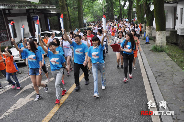 （5月24日上午，“如新健康中国行长沙站暨首届麓山公益登峰节”在岳麓山南大门开幕。