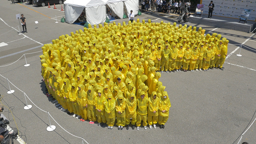 在东京 351位影迷组成了世界上最大的吃豆人形象