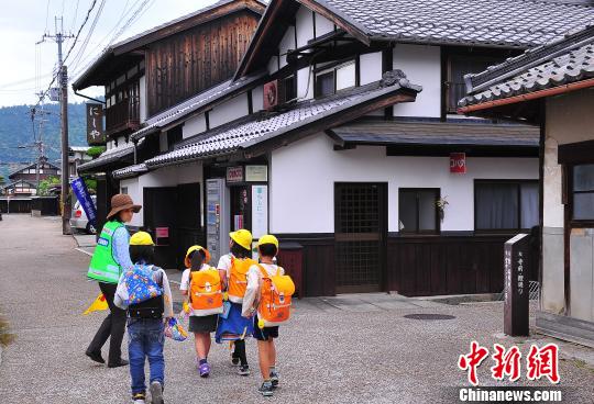 图为东近江市五箇庄地区的“近江商人”传承老屋街区。　王健 摄