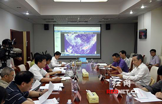 湖南省政府副省长、省防指指挥长戴道晋今日组织研判当前防汛形势。