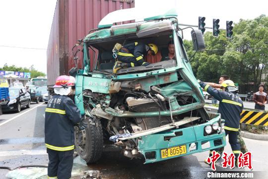 浙江一载20多人公交车与集装箱车发生追尾致9人伤
