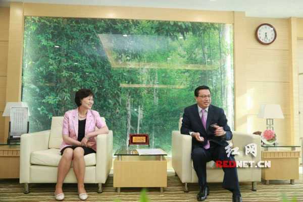 黄兰香与马来西亚交通部部长廖中莱举行会谈