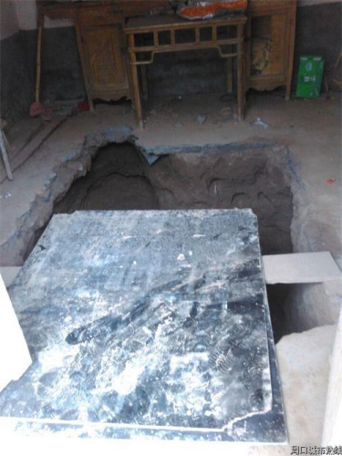 男子为寻找亡妻存款折客厅挖“地下室”(图)