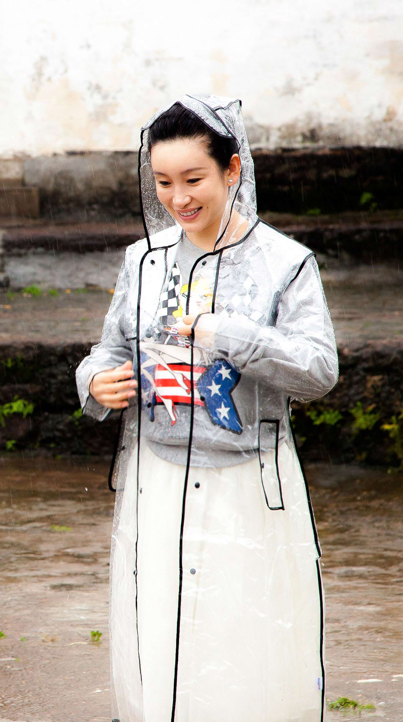 秦海璐穿潮爆雨衣表情多 产后首秀直呼被整- M