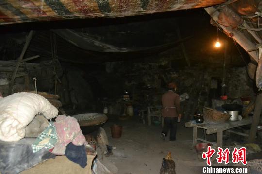 贵州六盘水市一山村：一户人家山洞里住了半世纪