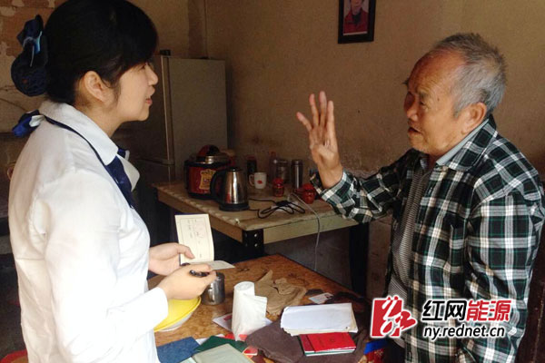 共产党员服务队在邓大爷家里办理更名业务。