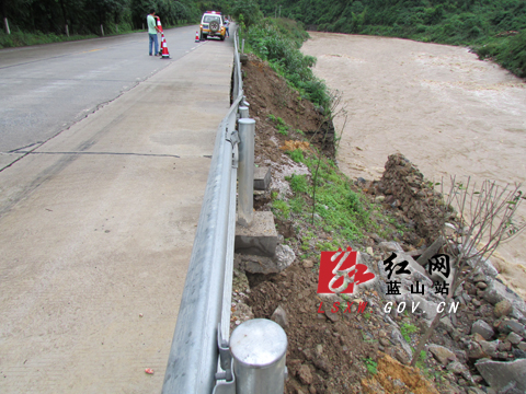 蓝山遭暴雨袭击 公路水毁严重(图)