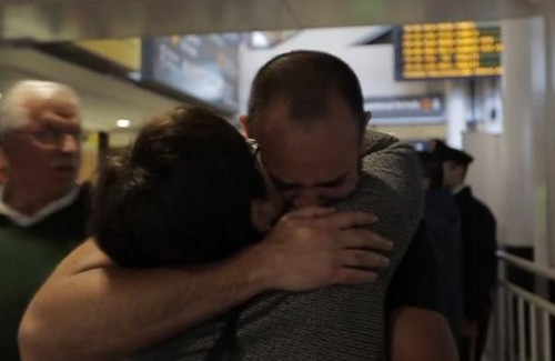 智利医院谎报孩子夭折母子41年后重逢泪拥(图)