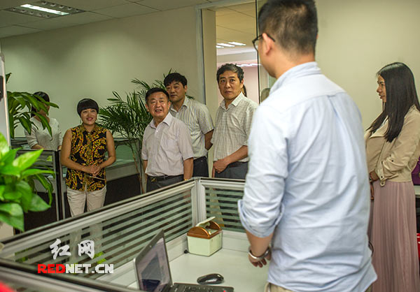 5月26日，湖南省人大常委会副主任谢勇[左二]走访慰问由残疾人胡平[左一]创办的乐舟[长沙]教育咨询有限公司。