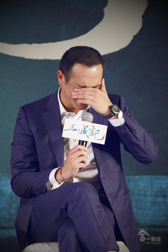 黄觉谈到汤唯羞涩掩面