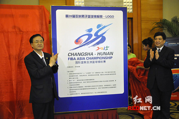 湖南省副省长李友志[左]、省政协副主席刘晓[右]为赛事会徽揭幕。