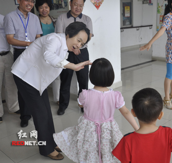5月28日，湖南省政协副主席王晓琴一行看望慰问孤残儿童。