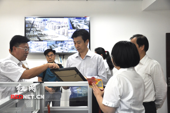 湖南省副省长蔡振红[左三]在湖南省福彩中心了解彩票发行情况。