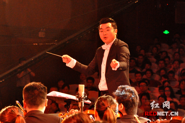 青年指挥家柳理担纲指挥音乐晚会。