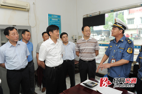 5月27日上午，刘明欣[前排左二]在辰溪县山塘驿治超站了解治超情况。
