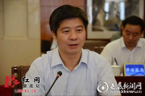 李荐国给娄底市政府工作部门负责人上党课