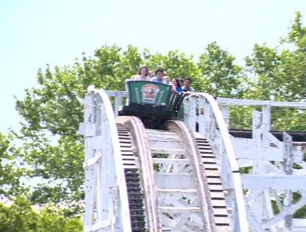 活到老玩到老：美国82岁老翁连坐8小时过山车