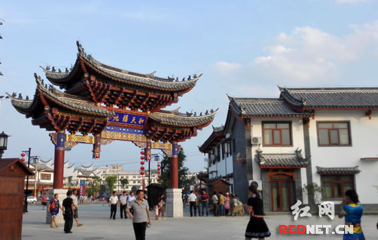 田州古城，来此游玩的旅客络绎不绝。