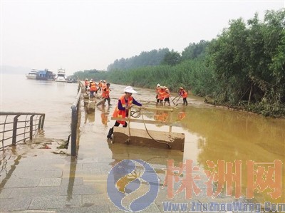 环卫工人正在清除江边平台上的淤泥 通讯员 陈志平 供图