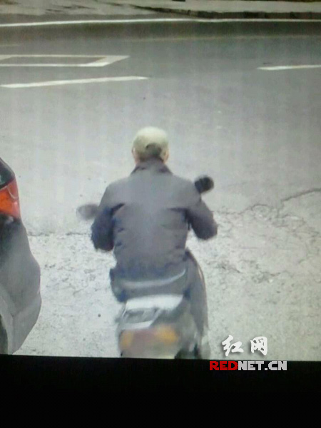 凤凰县巡警大队通过监控视频锁定一名连续盗窃摩托车嫌疑人