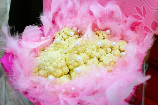 台湾青年在机场用白色花椰菜求婚成功(图)