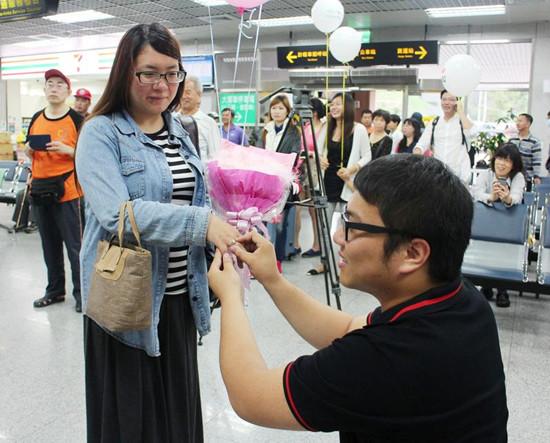 台湾青年在机场用白色花椰菜求婚成功(图)