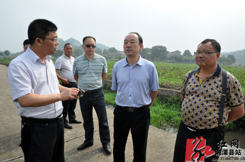 杨建)27日下午,湘潭县人大常委会主任黄忠德来到谭家山镇,花石镇,视察